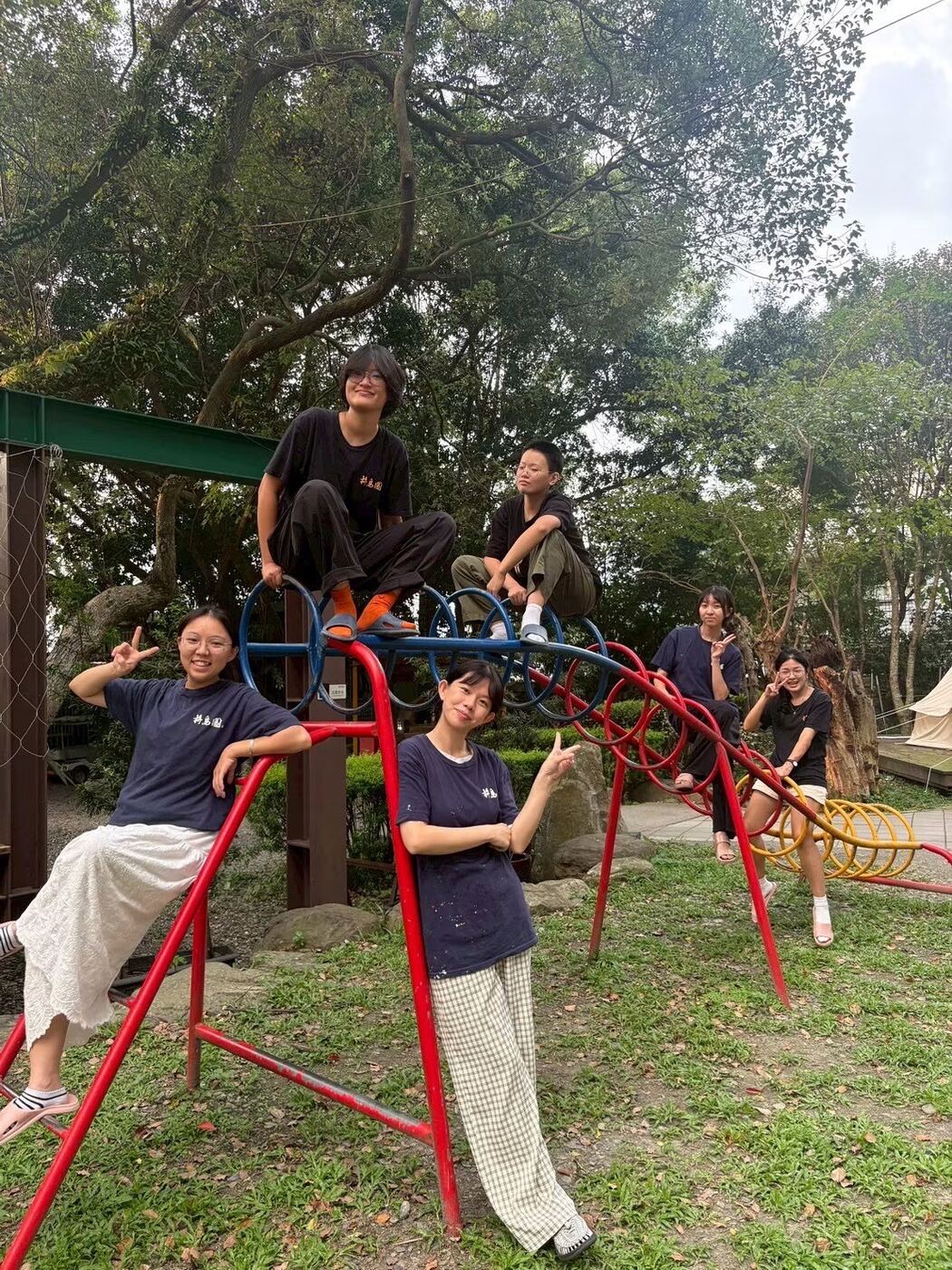 遊具上團體合照