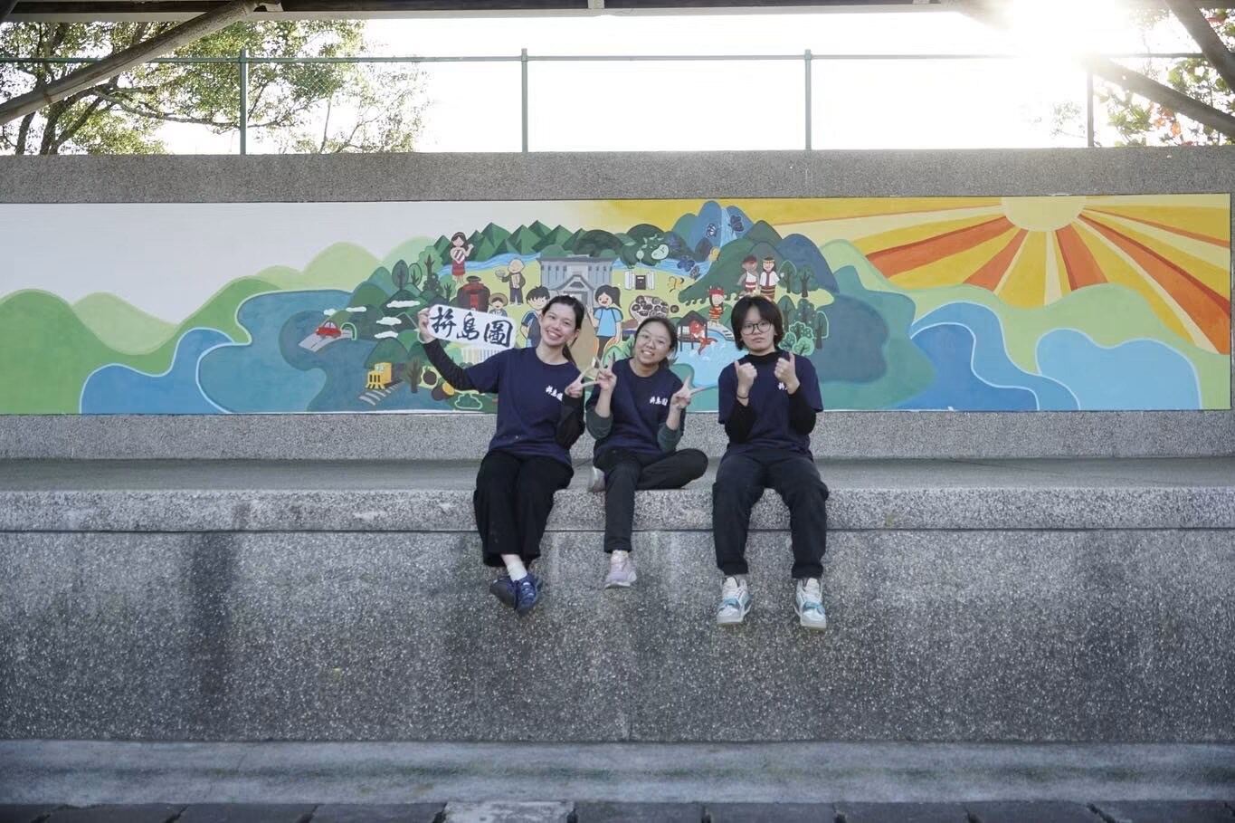 完成壁畫前坐在階梯